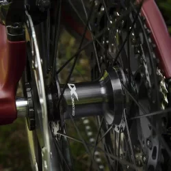 Zaciski, osie i części do piast